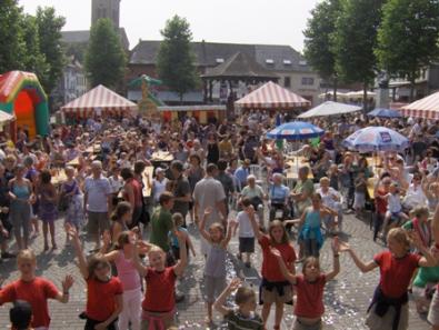 Zomerkriebels 2009 - publiek, dansende kinderen