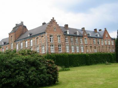 Kasteel De Burg - voor-zijaanzicht