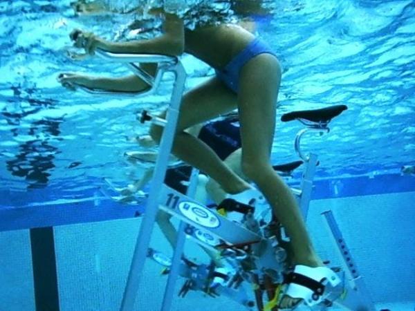 Aquafietsen dinsdag 21.30 u © sport