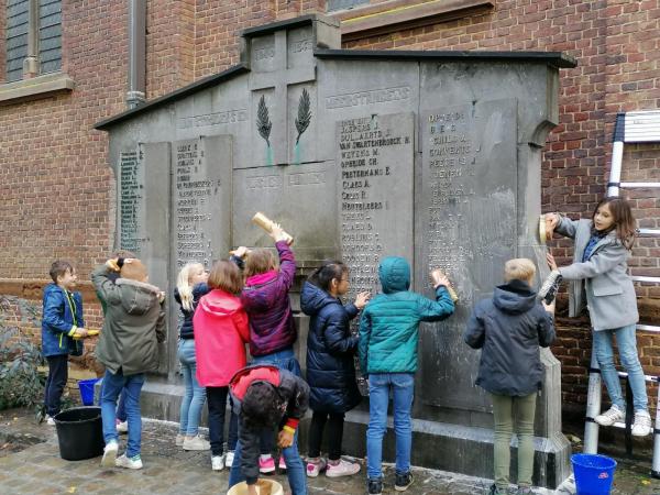 Herdenkingsmonument aan de kerk O.-L.-Vrouw Ten Hemelopneming Lummen-centrum