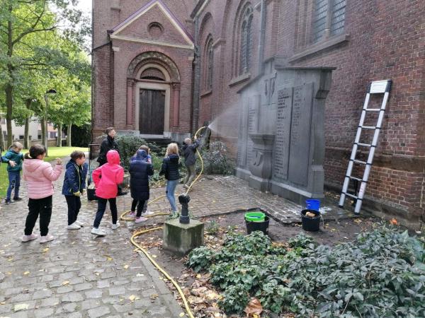 Herdenkingsmonument aan de kerk O.-L.-Vrouw Ten Hemelopneming Lummen-centrum