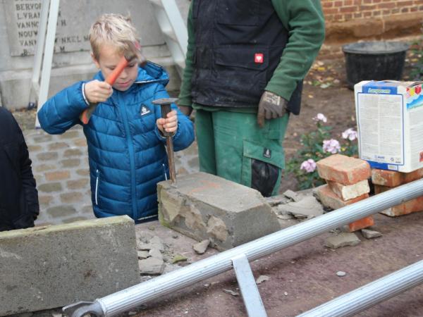 Herdenkingsmonument aan de kerk O.-L.-Vrouw Ten Hemelopneming Lummen-centrum