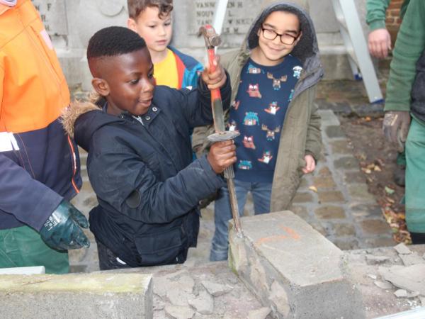Herdenkingsmonument aan de kerk O.-L.-Vrouw Ten Hemelopneming Lummen-centrum