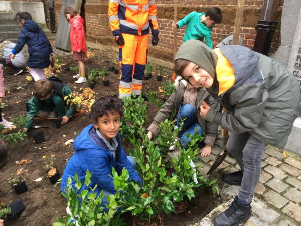 Herdenkingsmonument aan de kerk O.-L.-Vrouw Ten Hemelopneming Lummen-centrum