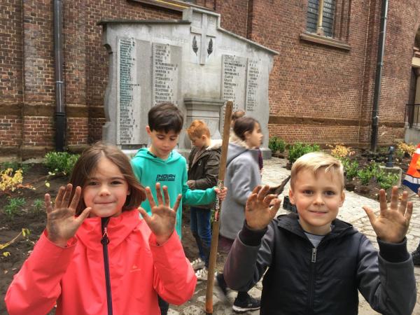 Herdenkingsmonument aan de kerk O.-L.-Vrouw Ten Hemelopneming Lummen-centrum