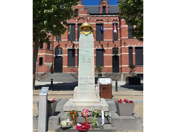 Herdenkingsmonument met vergulde helm op het Gemeenteplein 